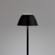Lampada da tavolo con struttura in metallo nera e diffusore in PVC