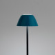Lampada da tavolo con struttura in metallo nera e diffusore in PVC