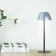 Lampada da tavolo con struttura in metallo nera e diffusore in PVC