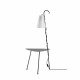 Lampada da terra in PVC con struttura in ferro con ripiano portaoggetti