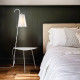 Lampada da terra in PVC con struttura in ferro con ripiano portaoggetti