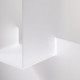 Libreria da terra con struttura in plexiglass dal design moderno