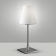 Lampada da tavolo in metallo con paralume in vetro soffiato dal design moderno