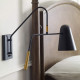 Lampada da parete moderna con struttura e diffusore in acciaio