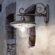 Lampada a parete per esterno con paralume in ceramica decorata a mano
