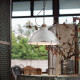 Lampada a sospensione dallo stile industrial con diffusore a gabbia in ceramica