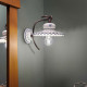 Lampada da parete dallo stile rustico in ceramica decorata a mano
