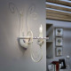Lampada da parete rustica in metallo con dettagli in ceramica decorata a mano