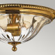 Plafoniera in ottone dal design classico con diffusore in vetro con 2 lampadine