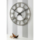 Orologio da parete rotondo con numeri romani con struttura in legno di design