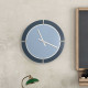 Orologio da parete rotondo con struttura in legno dal design minimalista moderno
