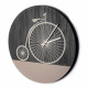 Orologio da parete rotondo con struttura in legno dal design moderno ed elegante
