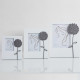 Portafoto da tavolo in legno con applicazione floreale dal design elegante
