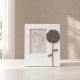 Portafoto da tavolo in legno con applicazione floreale dal design elegante