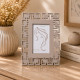 Portafoto da tavolo piccolo in legno traforato dal design moderno ed elegante