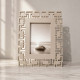 Portafoto da tavolo piccolo in legno traforato dal design moderno ed elegante