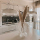 Vaso moderno in plexiglass dalle linee eleganti e arrotondate