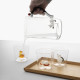 Tumbler in vetro con gatto sdraiato