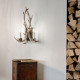 Applique da parete rustica con struttua in metallo e dettagli resina