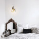 Applique da parete rustica con struttura in metallo e diffusore in vetro