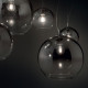 Lampada a sospensione lineare di design in metallo con 5 diffusori in vetro