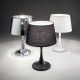 Lampada da comodino con struttura in metallo e diffusore in lamina di pvc