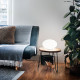 Lampada da tavolo con base in metallo e diffusore in vetro satinato