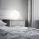 Lampada da tavolo piccola con base in metallo e diffusore in vetro soffiato