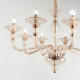 Lampadario con struttura in metallo e decorazioni in vetro soffiato