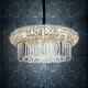 Lampadario grande dal design elegante con elementi decorativi in cristallo