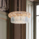Lampadario grande dal design elegante con elementi decorativi in cristallo