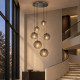 Lampadario rotondo moderno in metallo con 6 diffusori a boccia in vetro