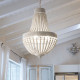 Lampadario rustico in metallo con decorazioni in perle di legno