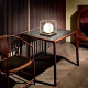 Lampda da comodino di design con struttura in metallo e diffusore in vetro