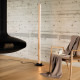 Piantana a led con base in metallo corpo in legno e diffusore in policarbonato