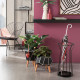 Cachepot piccolo in ceramica con piedi in legno dal design moderno