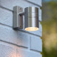 Applique a LED da esterno con struttura in acciaio e un diffusore moderno