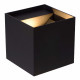 Applique con struttura in metallo cubica dal design moderno e diffusore a LED