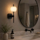 Applique da bagno in metallo con diffusore in vetro dal design moderno