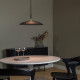 Lampada a sospensione in metallo con paralume in vetro dal design moderno