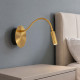 Lampada da comodino ricaricabile con faretto LED orientabile dal design moderno