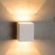Lampada da parete con struttura a cubo in alluminio dalle linee moderne