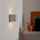 Lampada da parete con struttura a cubo in alluminio dalle linee moderne