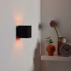 Lampada da parete con struttura a cubo in alluminio dalle linee moderne