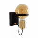 Lampada da parete con struttura in acciaio dalle linee moderne e semplici