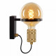 Lampada da parete con struttura in acciaio dalle linee moderne e semplici