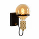 Lampada da parete con struttura in acciaio dalle linee moderne e semplici