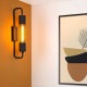 Lampada da parete con struttura in acciaio verniciato dal design moderno