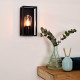 Lampada da parete con struttura in alluminio dalle linee moderne