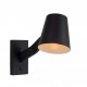 Lampada da parete con struttura in metallo dalle linee moderne
